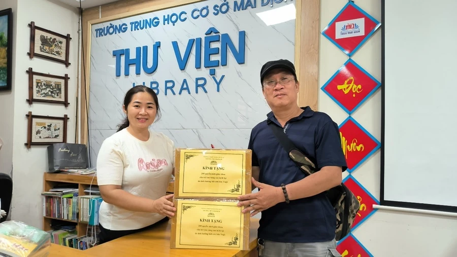 Thư viện Trường THCS Mai Dịch vừa trao 200 cuốn sách mới để gửi tới Trường Tiểu học - THCS Ngọc Động.