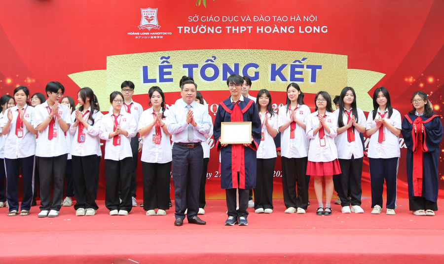 Ông Lê Thanh Long - Chủ tịch Hội đồng Trường THPT Hoàng Long trao khen thưởng cho các em học sinh. anh-nen-hl.jpg