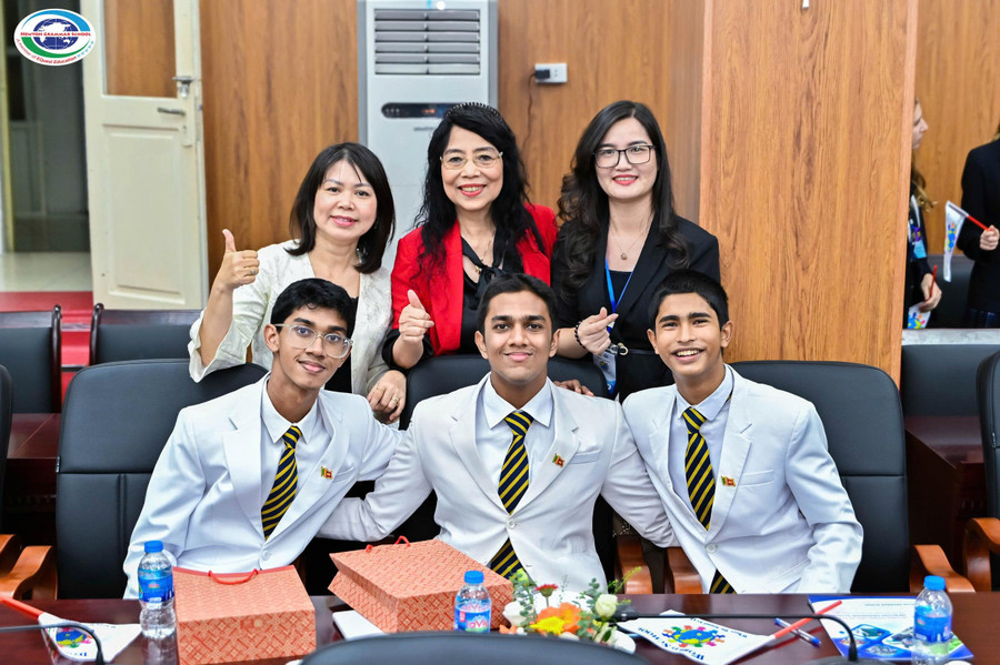 Đại diện Trường THCS - THPT Newton lưu lại hình ảnh với đoàn đại biểu. 