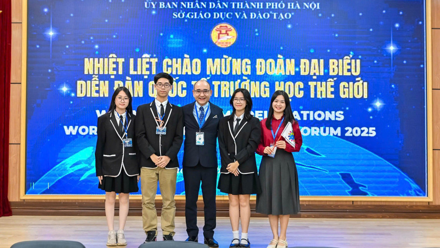 Elever från Newton Secondary och High School på forumet. newton-5.jpg