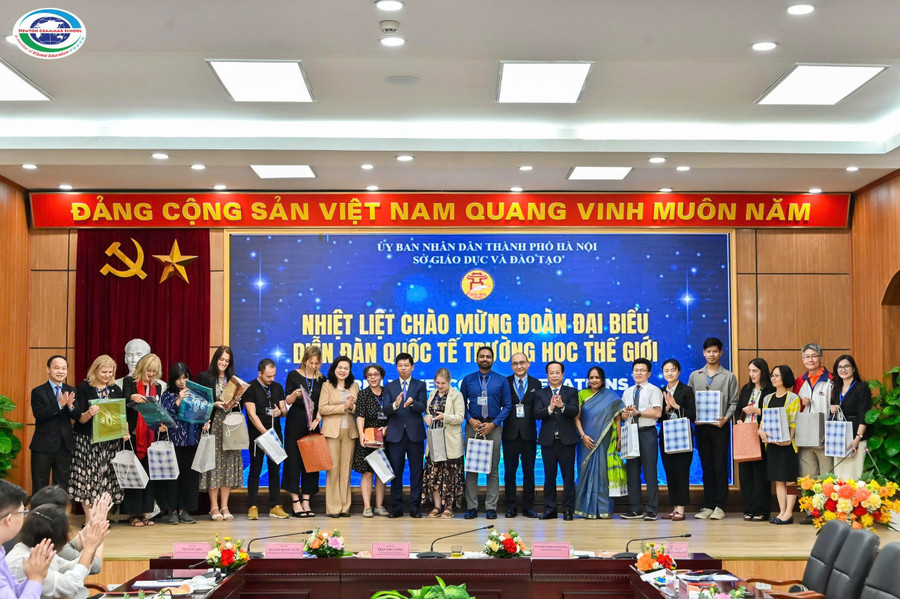 Ledare för utbildningsdepartementet delade ut presenter och tog souvenirfoton med delegationen. newton-4.jpg