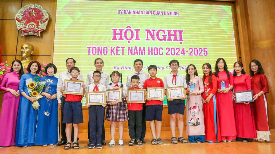 Lãnh đạo quận Ba Đình chúc mừng giáo viên, học sinh Trường Tiểu học Kim Đồng. d-11.jpg