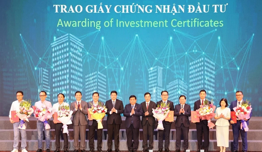 Phó Thủ tướng Nguyễn Chí Dũng cùng đại biểu chúc mừng các doanh nghiệp được nhận Giấy chứng nhận đầu tư. 