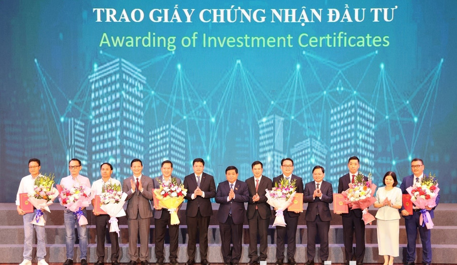 Phó Thủ tướng Nguyễn Chí Dũng cùng đại biểu chúc mừng các doanh nghiệp được nhận Giấy chứng nhận đầu tư. 