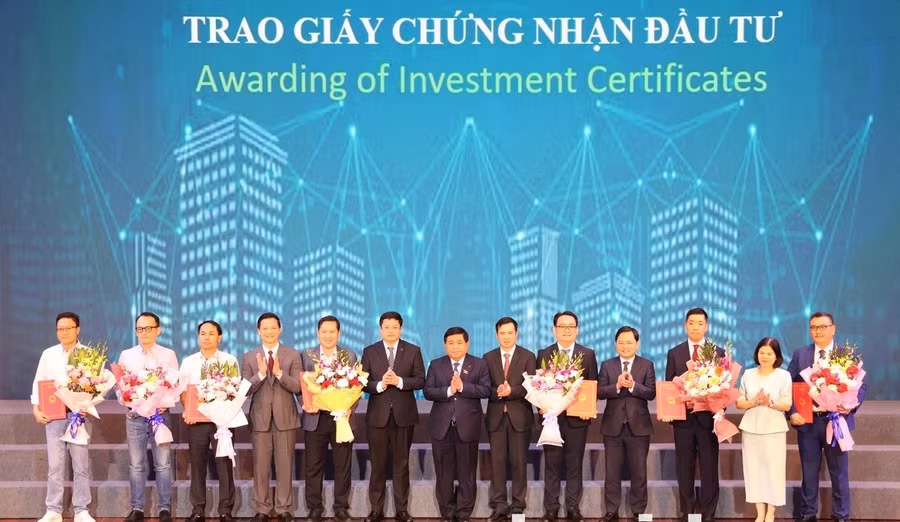 Phó Thủ tướng Nguyễn Chí Dũng cùng đại biểu chúc mừng các doanh nghiệp được nhận Giấy chứng nhận đầu tư. 