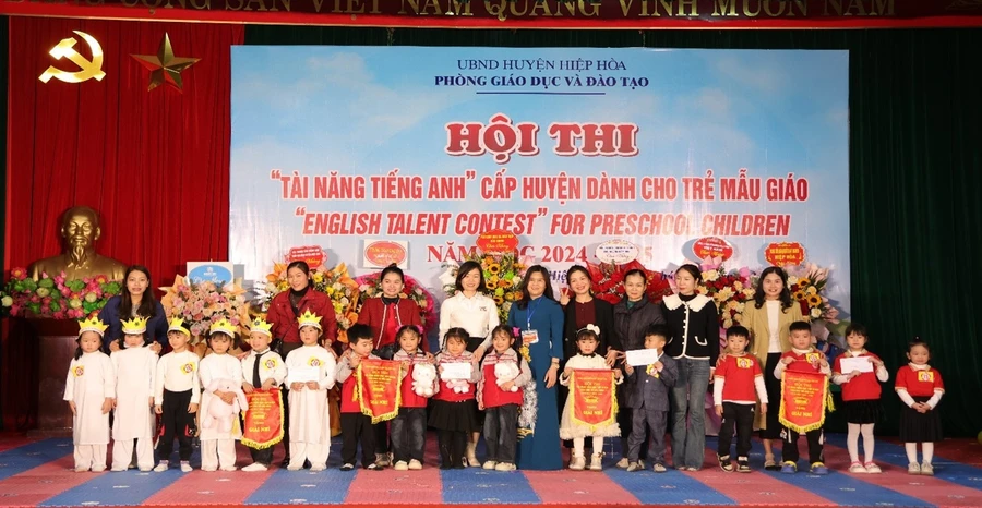 Ban tổ chức trao giải trong hội thi.