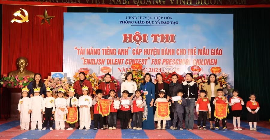Ban tổ chức trao giải trong hội thi.