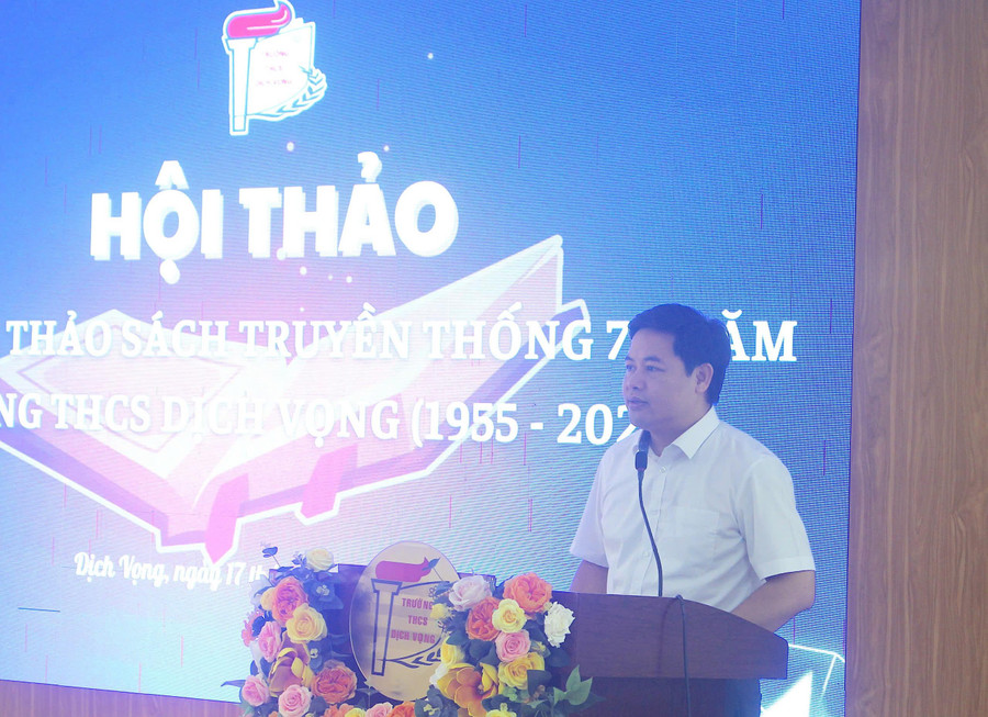 Ông Lưu Văn Thông, Hiệu trưởng trường THCS Dịch Vọng phát biểu khai mạc hội thảo.