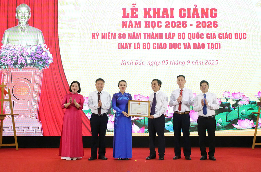 Phó Bí thư Thường trực Tỉnh ủy Bắc Ninh Nguyễn Thị Hương trao danh hiệu "Tập thể Lao động xuất sắc" cho Trường THPT Chuyên Bắc Ninh. 5-2.jpg