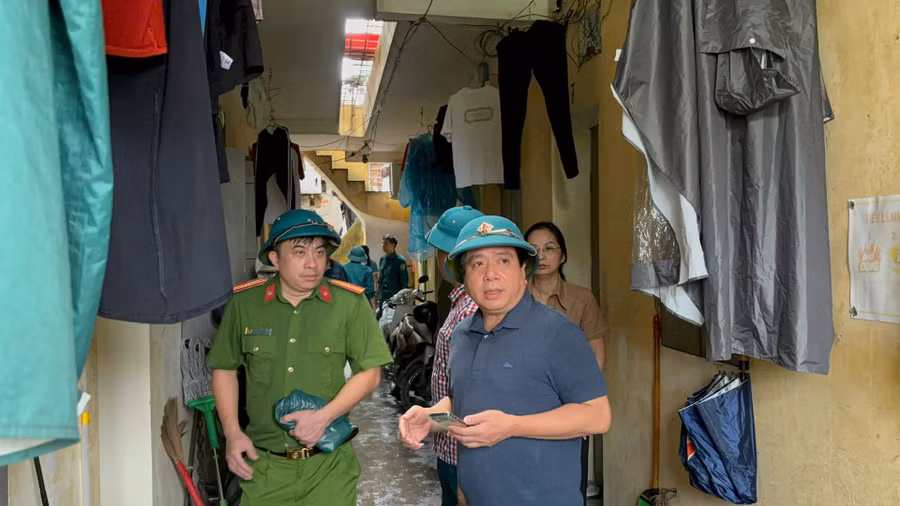 Chủ tịch UBND quận Bắc Từ Liêm, Nguyễn Hữu Tuyên vận động Nhân dân di dời về nơi an toàn.