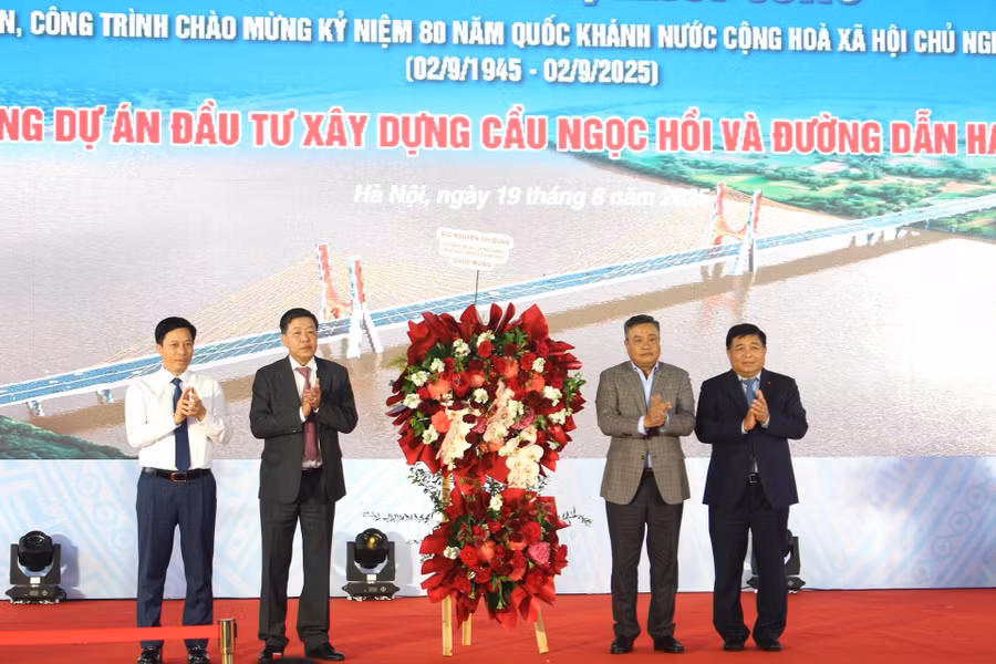 Phó Thủ tướng Nguyễn Chí Dũng tặng hoa chúc mừng. (Ảnh: ĐH)