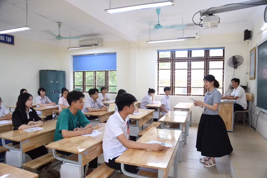 Cán bộ làm thi phổ biến các quy định liên quan kỳ thi (ảnh Tư liệu).