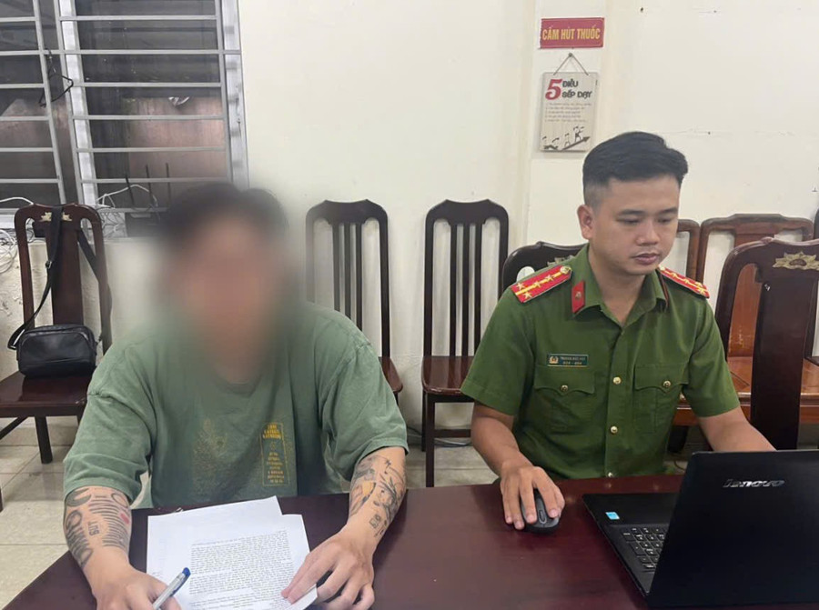 Đ.C.T (bên trái) khai báo tại cơ quan công an.