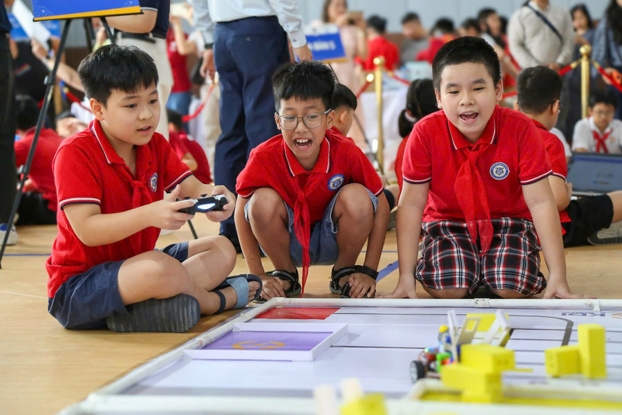 Với sự sáng tạo và kỹ năng lập trình tốt, các đội thi đã mang đến những màn trình diễn đầy ấn tượng. l-2.jpg