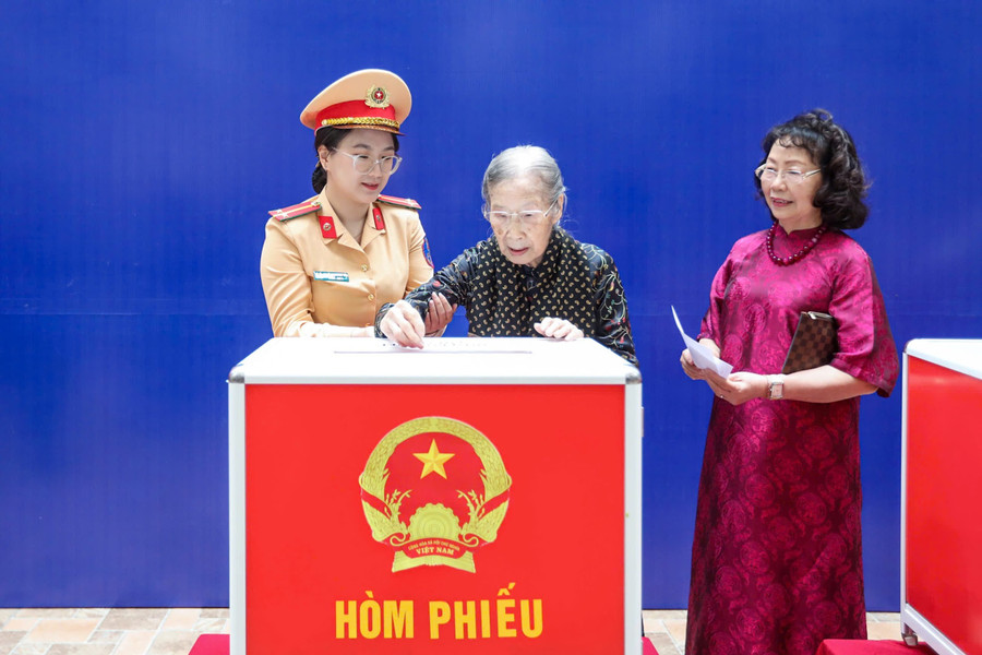 Cử tri 101 tuổi bỏ những lá phiếu bầu đại biểu Quốc hội khóa XVI và đại biểu HĐND các cấp.