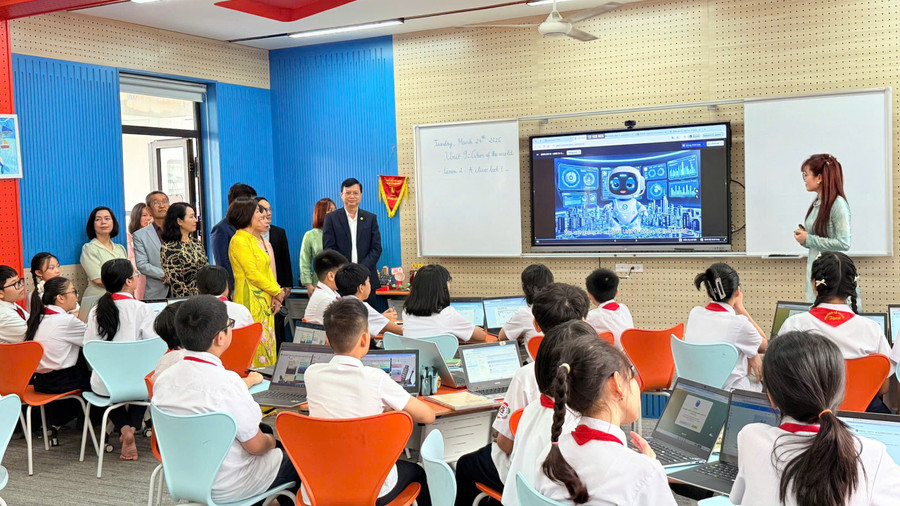 Ông Nguyễn Văn Hiền giao lưu cùng học sinh trường THCS Thành Công.