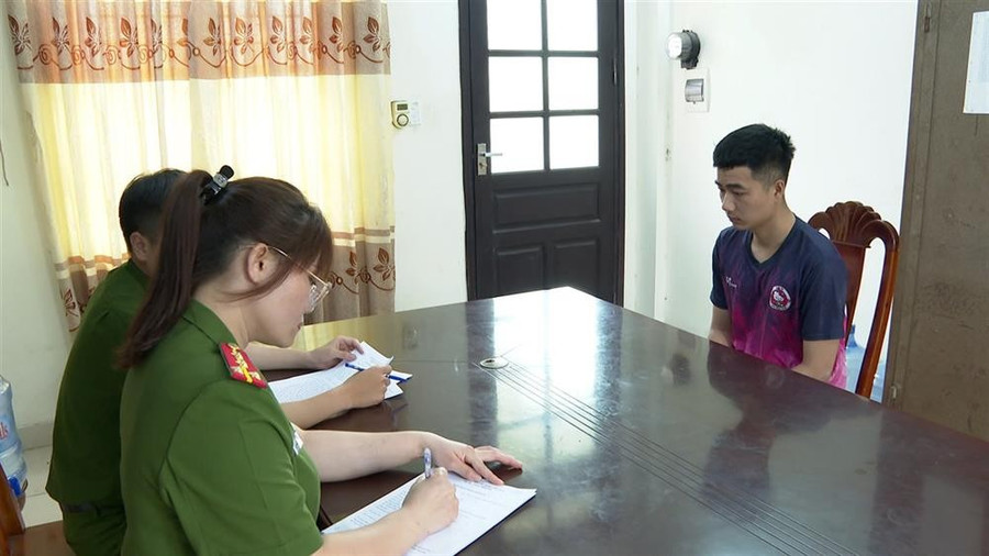 Công an làm việc với bị can trong vụ án lừa đảo. 887-3.jpg