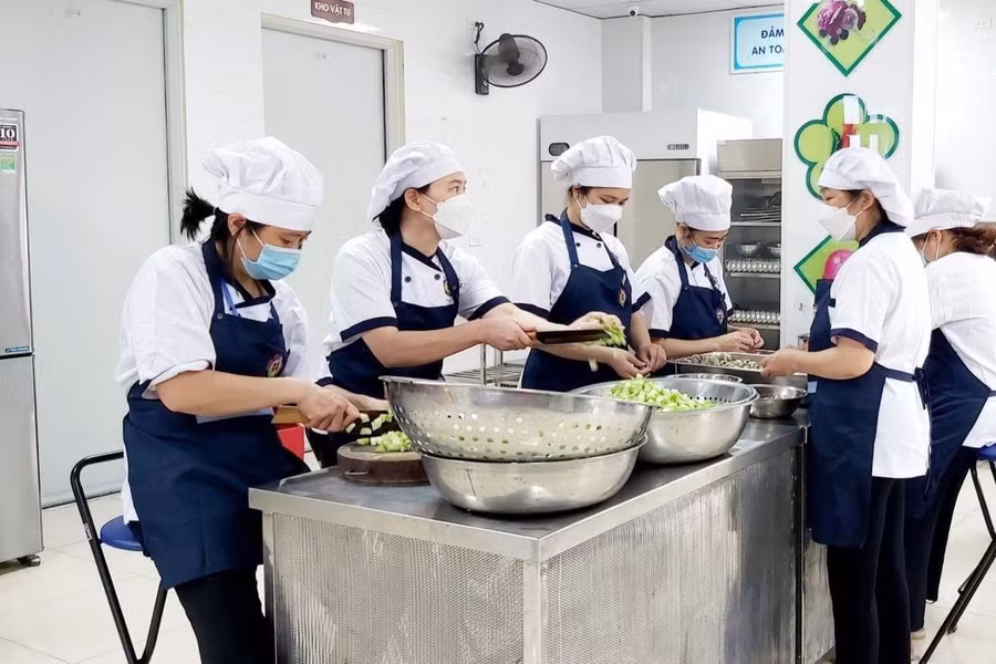 Chuẩn bị bữa ăn bán trú cho học sinh (ảnh minh họa).