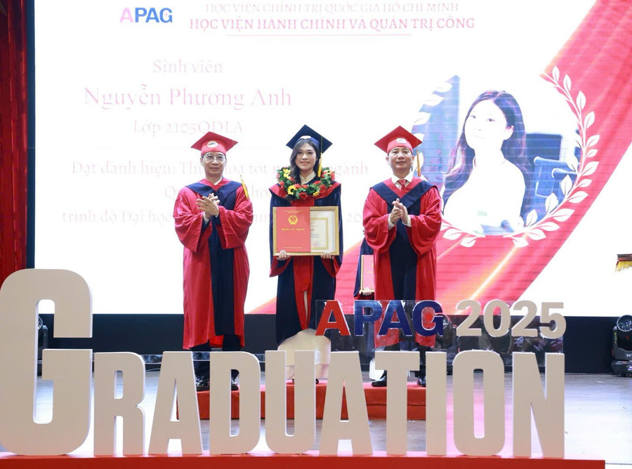 PGS.TS Nguyễn Bá Chiến (bên phải) trao bằng tốt nghiệp và chúc mừng tân cử nhân. 