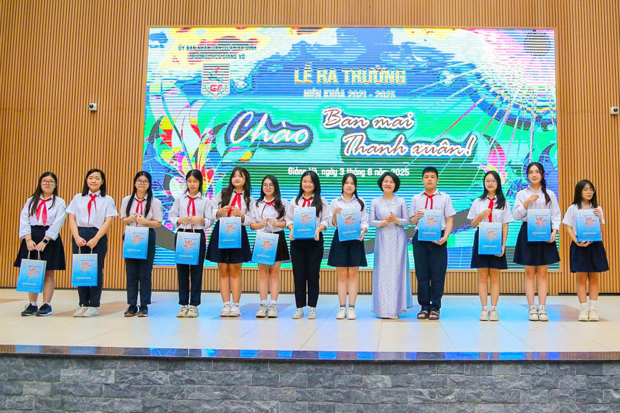 Đại diện Ban Giám hiệu khen thưởng các em học sinh. gv-7.jpg