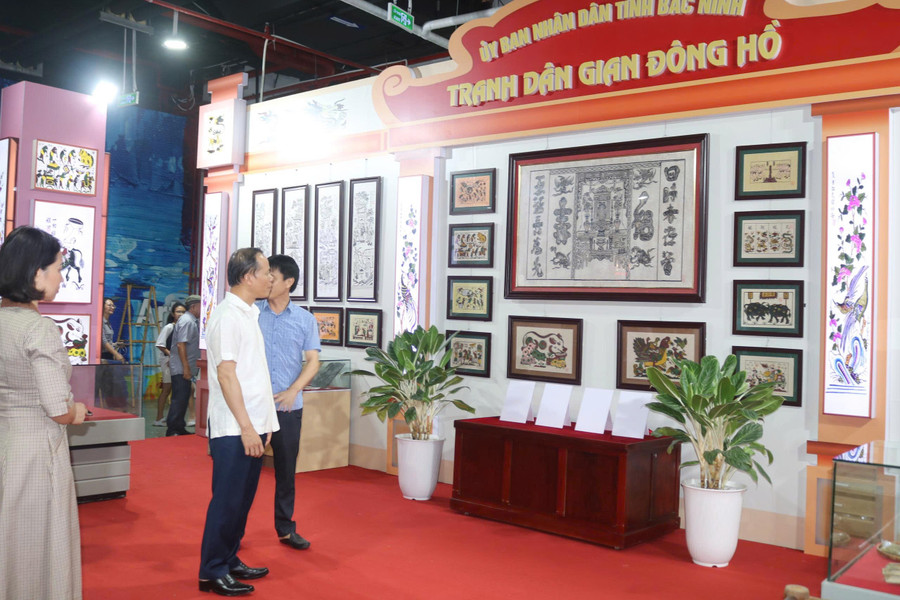 Lãnh đạo UBND tỉnh Bắc Ninh thăm quan khu vực tranh dân gian Đông Hồ. z6946705094538-8ec75031c20b7e6c2f6884af80f200e6.jpg