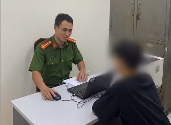 Nam sinh viên trình bày tại cơ quan công an.