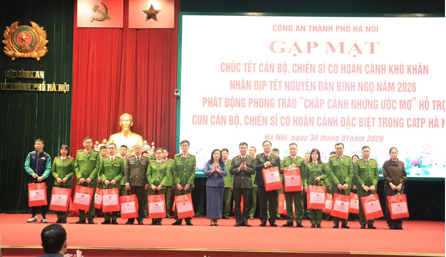Công an TP Hà Nội và đơn vị trao tặng các phần quà Tết ý nghĩa tới các cán bộ, chiến sĩ có hoàn cảnh khó khăn.