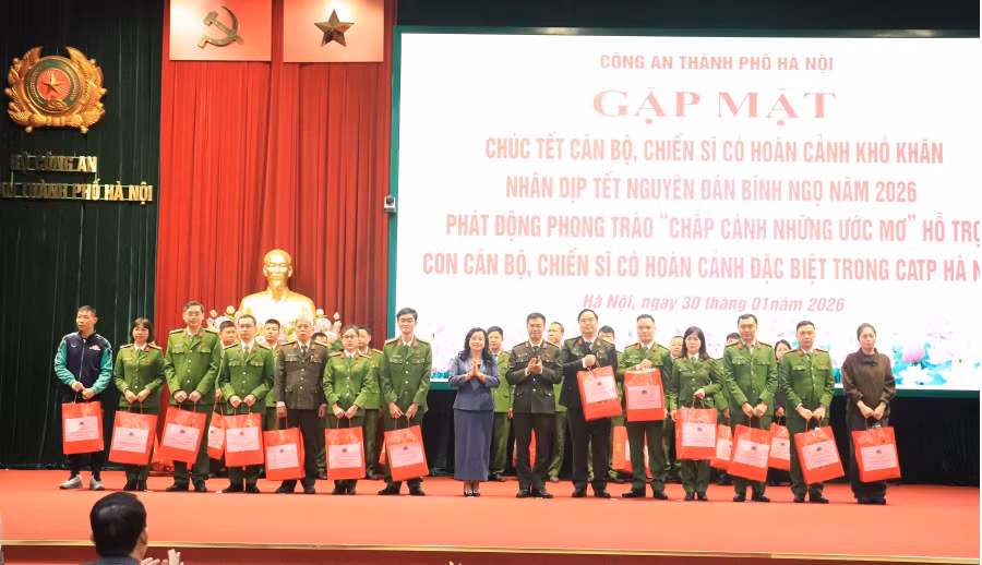 Công an TP Hà Nội và đơn vị trao tặng các phần quà Tết ý nghĩa tới các cán bộ, chiến sĩ có hoàn cảnh khó khăn.