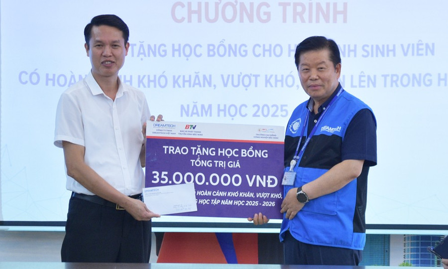 Trao biểu trưng học bổng cho Trường Cao đẳng Công nghiệp Bắc Ninh.
