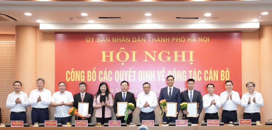 Chủ tịch UBND TP Hà Nội Trần Sỹ Thanh trao quyết định cho các cán bộ. w-t-2-1.jpg