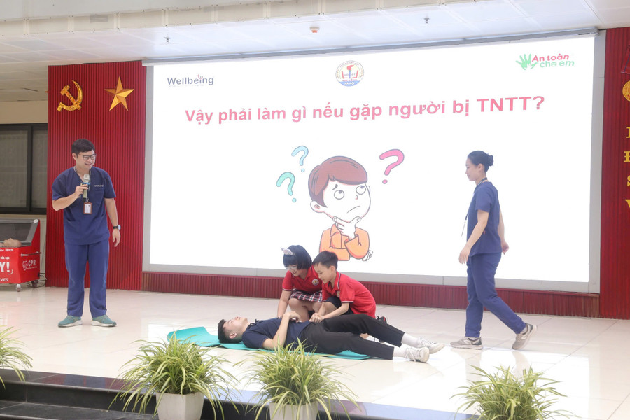 Học sinh trải nghiệm công tác sơ cứu khi gặp trường hợp bị tai nạn thương tích. k-d-4.jpg