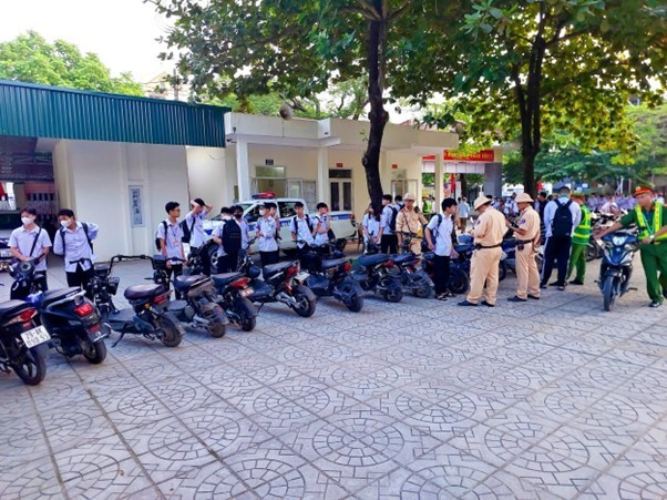 Phương tiện vi phạm do học sinh điều khiển được phân loại xử lý. Ảnh: TG