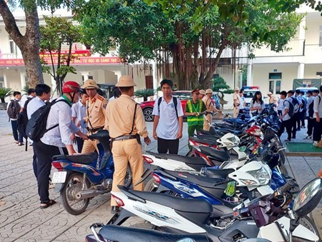 Nhiều xe mô tô được học sinh điều khiển, tuy nhiên ở lứa tuổi dưới 18, các em chưa đủ điều kiện điều khiển. picture1.jpg