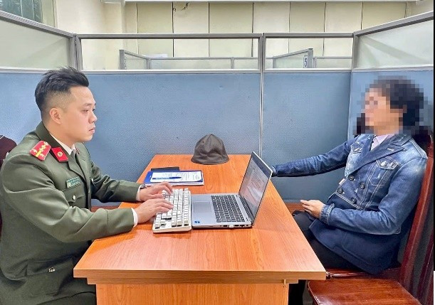 Công an làm việc với người vi phạm.