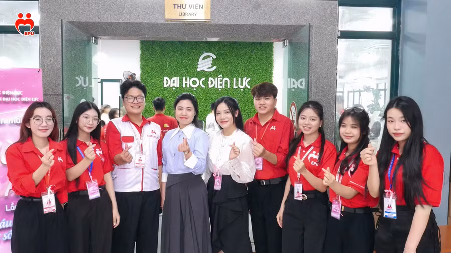 ThS. Nguyễn Vân Anh – Bí thư Đoàn Trường Đại học Điện lực và các bạn tình nguyện viên.