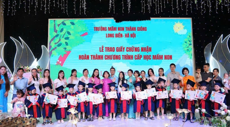 Trao giấy chứng nhận hoàn thành chương trình cấp học mầm non cho các bé 5 tuổi. hua-3.jpg