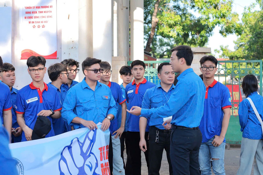 Thanh niên tình nguyện Bắc Ninh có mặt sớm tại các điểm thi để hỗ trợ thí sinh. bn-3.jpg