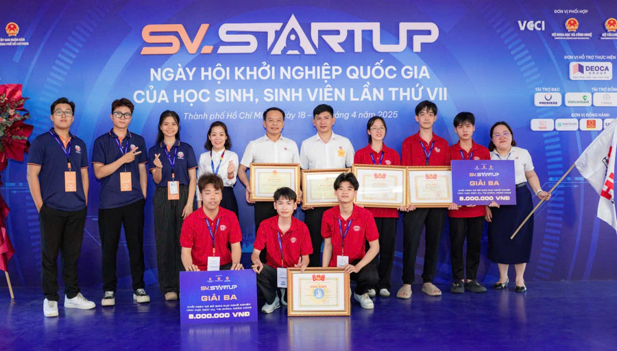 Dưới sự dẫn dắt của người "thuyền trưởng" giàu kinh nghiệm, sinh viên HHT giành được nhiều giải thưởng lớn trong nước và quốc tế. anh-5.jpg
