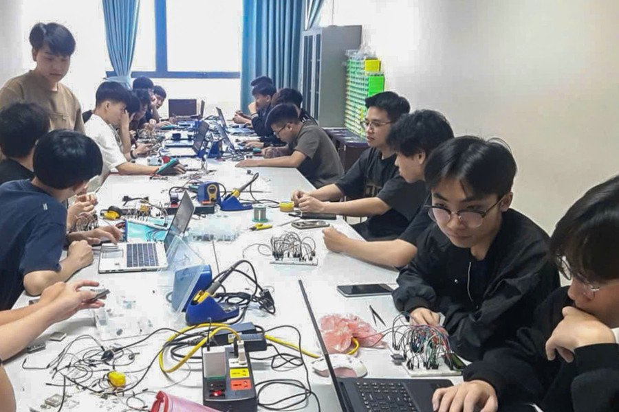 Sinh viên EPU trong giờ thực hành. z6663909609250-479ba55afda68866a7f0d1e2c0992474.jpg