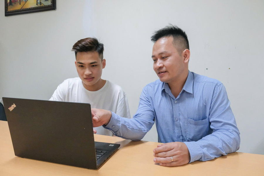 PGS.TS Nguyễn Hữu Đức (áo xanh) - Trưởng khoa Điều khiển và Tự động hóa Trường Đại học Điện lực chia sẻ với sinh viên. z6663909321671-5c1a535de59f566e4acb5171156849b3.jpg