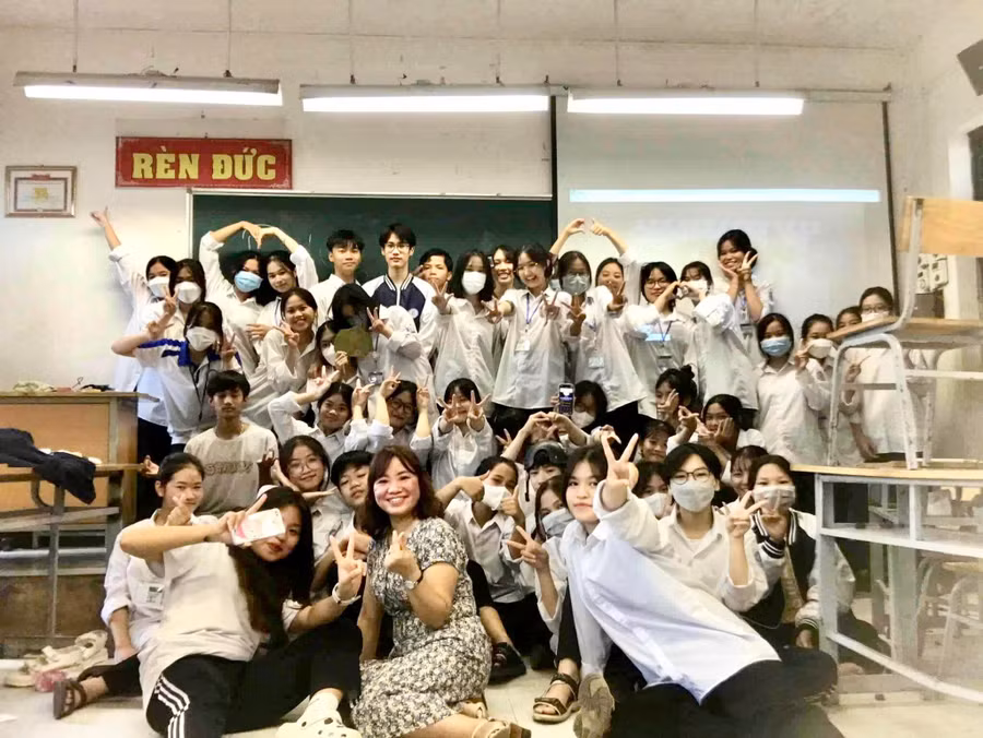 Lớp 12A10 do cô Ngô Thị Thúy Quỳnh làm giáo viên bộ môn Ngữ văn.