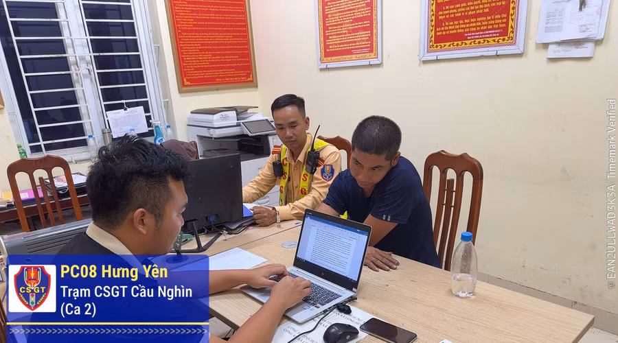 CSGT làm việc với lái xe vi phạm. Ảnh: TG