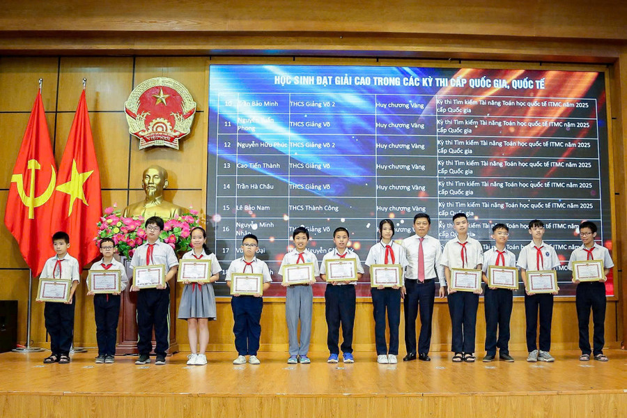 Ông Tạ Nam Chiến - Chủ tịch UBND quận Ba Đình trao khen thưởng, động viên các em học sinh. d-3.jpg