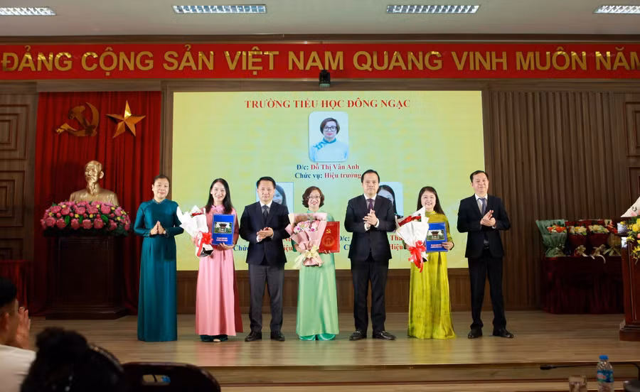 Lãnh đạo phường Đông Ngạc trao quyết định, chúc mừng Ban giám hiệu Trường Tiểu học Đông Ngạc.