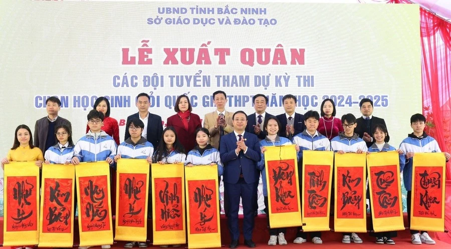 Giám đốc Sở GD&ĐT Bắc Ninh Nguyễn Thế Sơn cùng Ban Giám hiệu Trường THPT Chuyên Bắc Ninh và giáo viên chụp ảnh lưu niệm với học sinh dự thi.