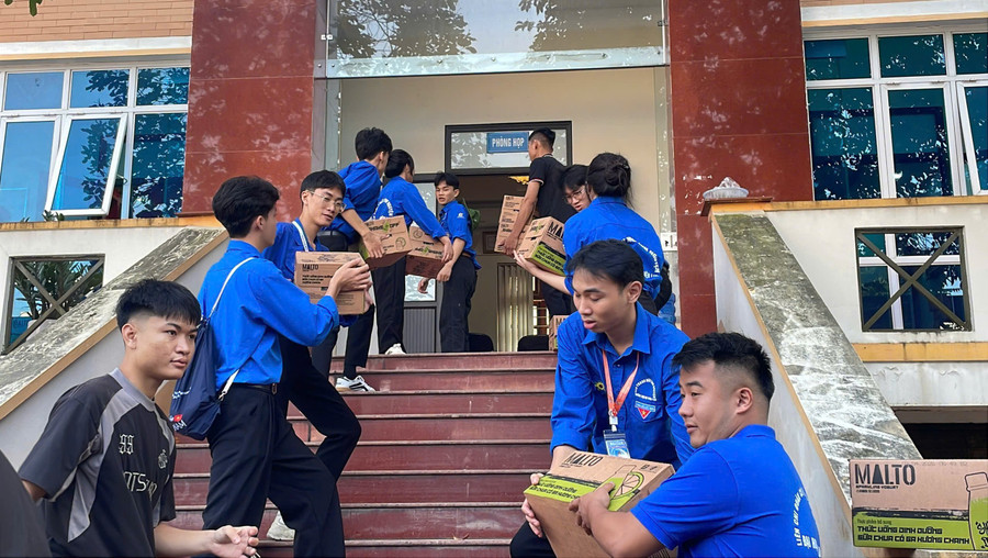 Hỗ trợ nhu yếu phẩm cho người dân vùng lũ. e1.jpg