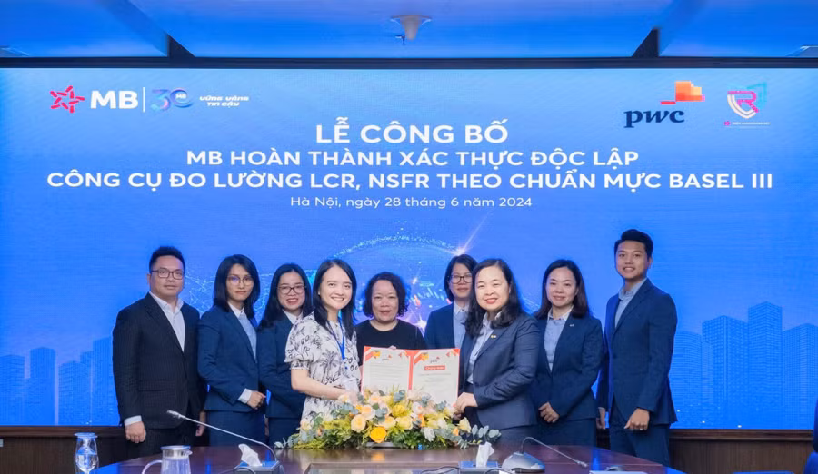 Bà Phạm Thị Trung Hà – Phó Tổng giám đốc MB nhận giấy chứng nhận hoàn thành xác thực độc lập công cụ đo lường LCR, NSFR theo chuẩn mực Basel III (Ảnh: MB).