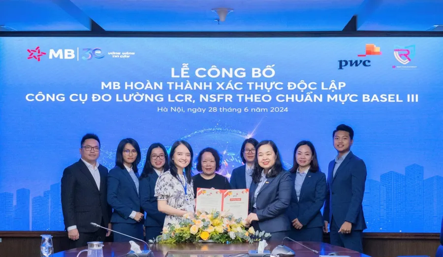 Bà Phạm Thị Trung Hà – Phó Tổng giám đốc MB nhận giấy chứng nhận hoàn thành xác thực độc lập công cụ đo lường LCR, NSFR theo chuẩn mực Basel III (Ảnh: MB).