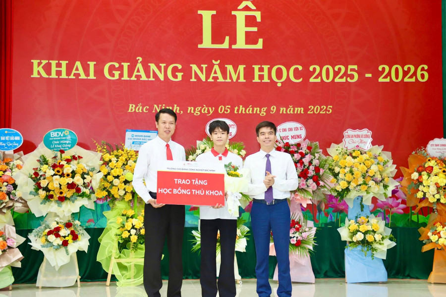 Ông Vũ Quang Khuê - Hiệu trưởng Trường Cao đẳng Công nghiệp Bắc Ninh và đại biểu trao học bổng cho thủ khoa. cn2.jpg