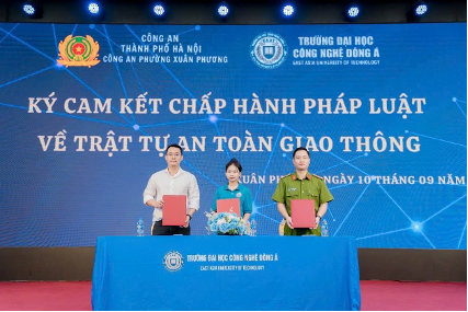 Đại diện nhà trường và sinh viên ký cam kết chấp hành pháp luật về trật tự, an toàn giao thông. 9-2.png